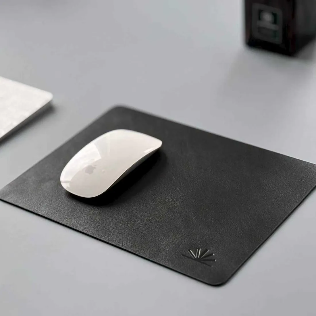 Napa 皮质鼠标垫 · 桌面斜视,Magic Mouse 在上